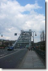 Foto:Kvten:Za mostem