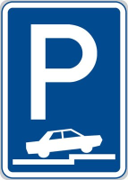 Dopravní značka: IP 11f Parkoviště (částečné stání na chodníku kolmé nebo šikmé)