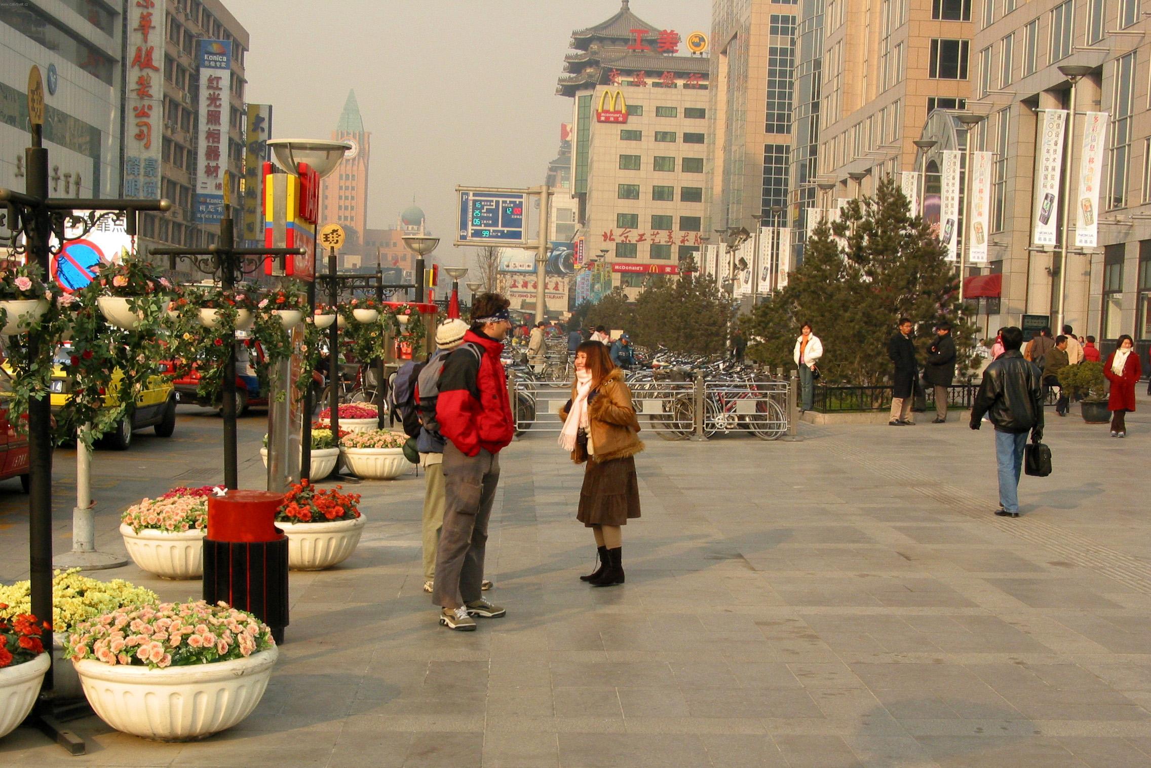 Foto: ��na-Hned z n�s m�stn� d�v�e chce vyt�hnout n�jak� pen�ze