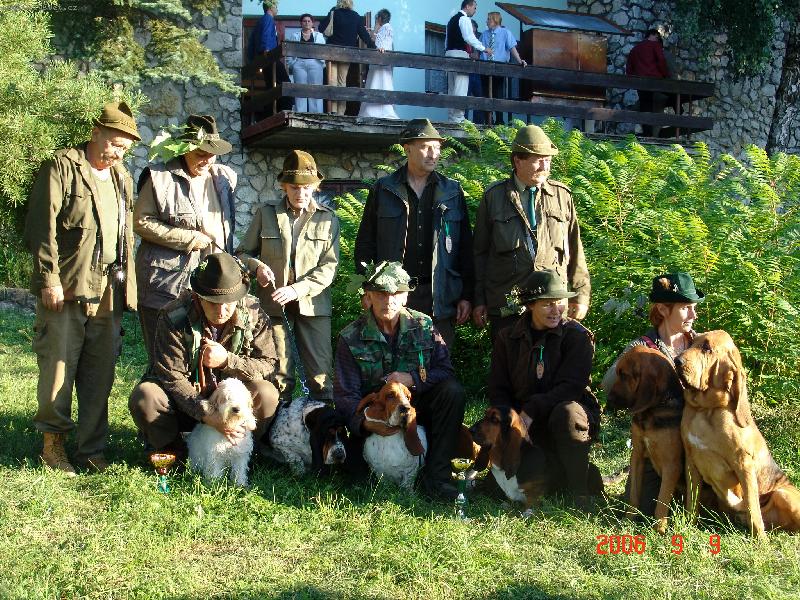 Foto: Barv��sk� zkou�ky honi�� Blu�ina 2006-Yazoo-Zdenek a Joey Ears Hound (v pravo) s pani�kou po �sp�n� vykonan�ch zkou�k�ch