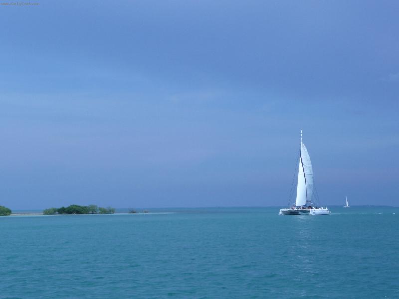 Foto: katamar�ny na kub�-neskute�n� modr� mo�e na kub�