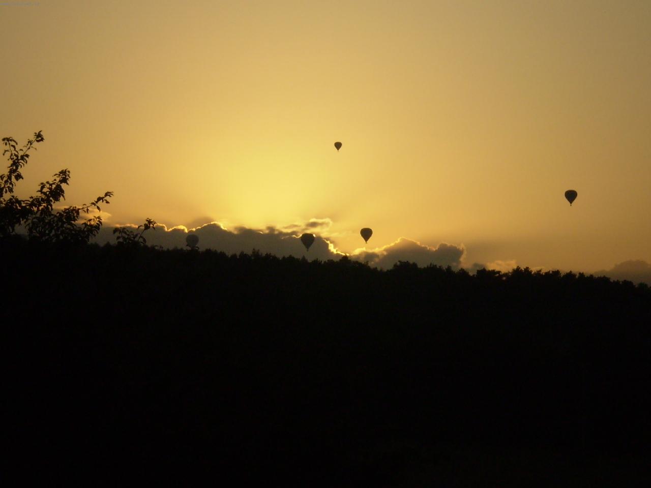 Foto: Let horkovzdušných balonů při západu slunce nad krajinou nedaleko Litovle