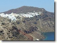 Santorini - bílé domy na vrchu kráteru
