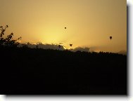 Let horkovzdušných balonů při západu slunce nad krajinou nedaleko Litovle