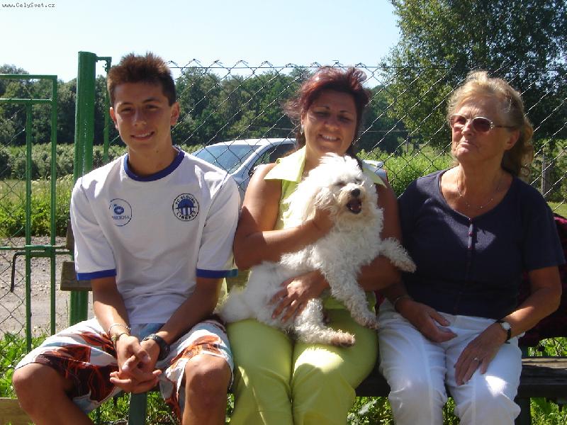 Foto: Den�sek-J� jsem ten uprost�ed,ten b�lej!Jako v�dy st�edem pozrnosti...Jsem jak l��ek ...��������