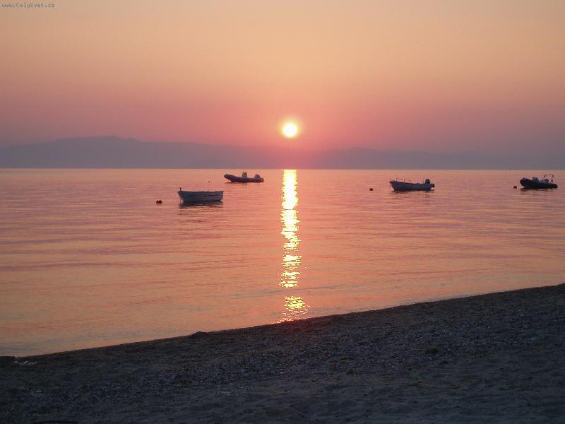 Foto: východ slunce na poloostrovem-chalkidiki