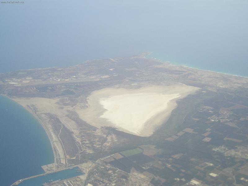 Foto: Soln� jezero v Larnace z letadla