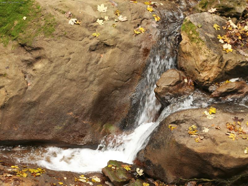 Foto: kr�sa podzimu-kr�sn� scenerie - k�men, voda, list�