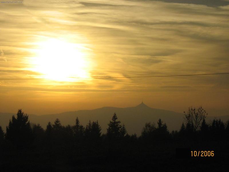 Foto: podve�er-panorana je�t�dsk�ho poho��