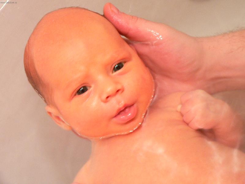 Foto: Malý vodníček-Náš měsíční syn Patrick miluje vodu. Vypadá móóóóc spokojeně.