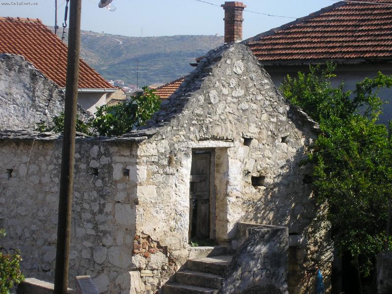 Foto: Chorvatsk� d�m po v�lce-kdysi to byl hezk� d�m...