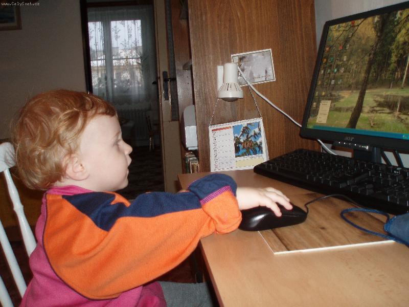 Foto: Co se v ml�d� nau��....-batole u po��ta�e