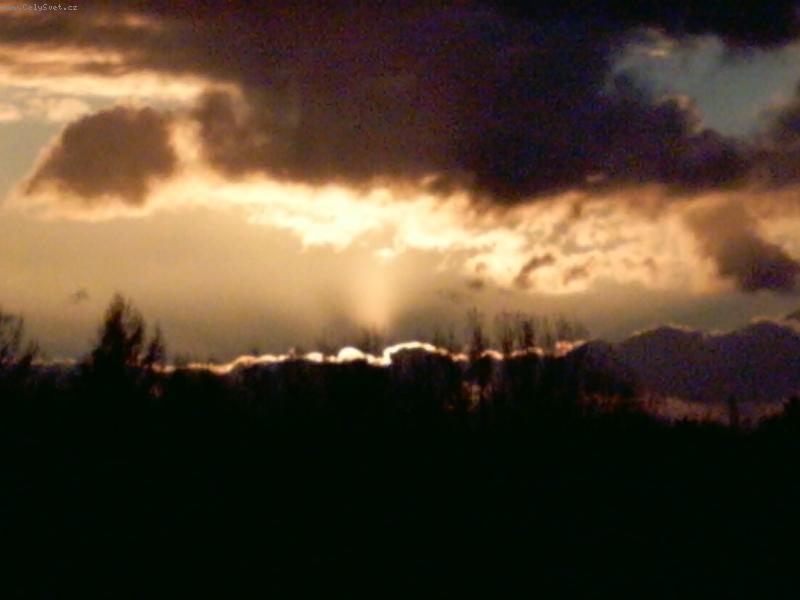 Foto: Z�pad slunce nad lesem...