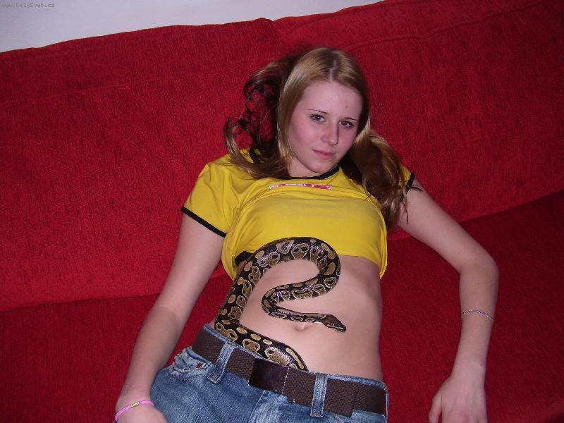 Foto:  D�vka s hadem- odv�n�  studentka