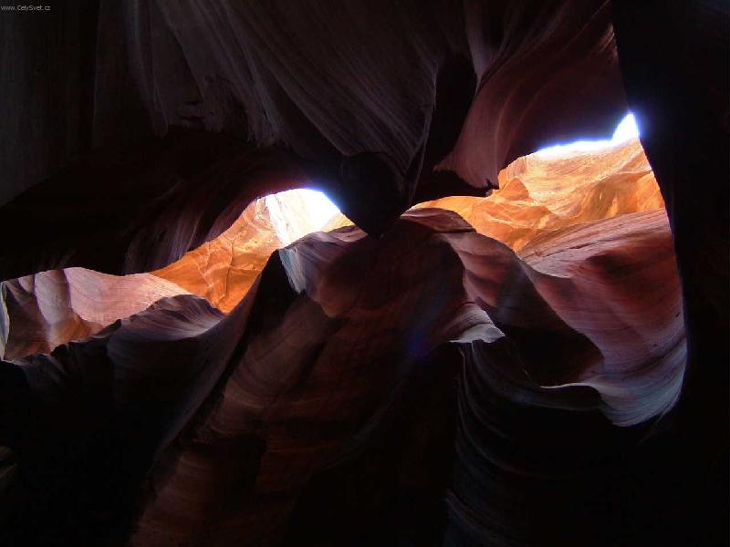 Foto: Symbióza světel, stínů a barev-Antelope canyon v Arizoně