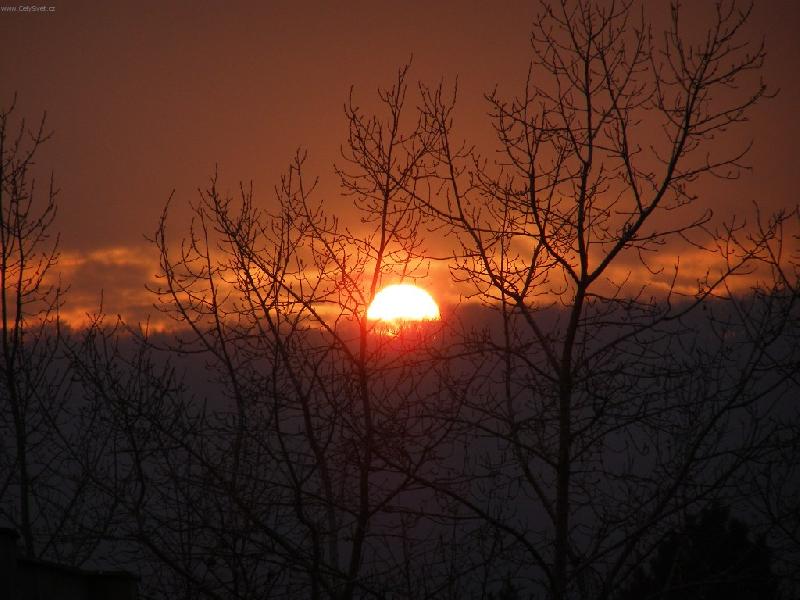 Foto: Večerní obzor.-Západ slunce za Krušnými horami.
