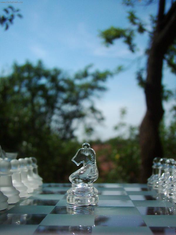 Foto: Šachy-skleněné šachy venku