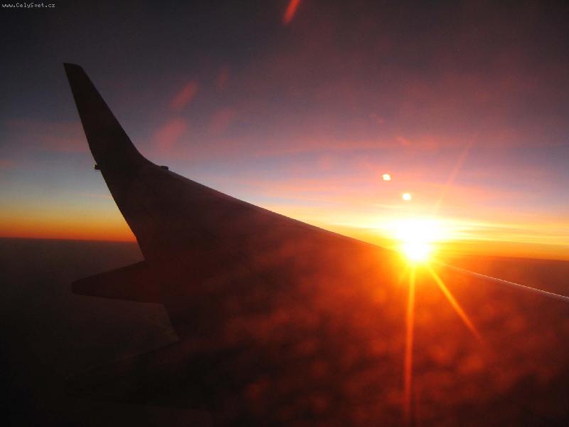Foto: v�chod Slunce nad Afrikou-z letadla