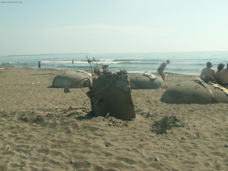 Foto: Cesty po Abanii  Kv�ten 2006-V�udep��tomn� bunkry