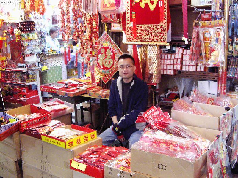 Foto: prodejce dekorací na oslavu Čínského nového roku na tržnici v Hong Kongu ( v části Wan Chai )