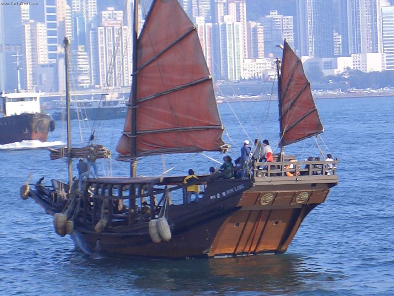 Foto: loďka na moři v Hong Kongu ( kousek od Hong Kongského kongresového centra na Wan Chai )