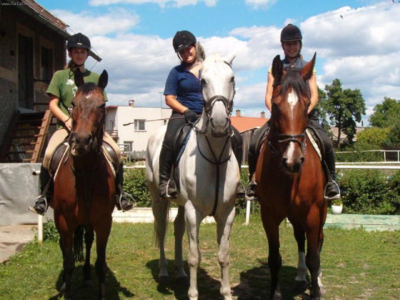 Foto: cesta na z�pad-neohro�en� pistolnice jedou po stop�ch Divok�ho Billa