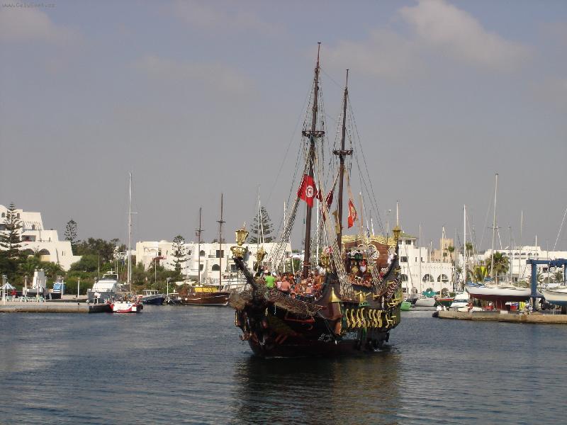 Foto: přístav Port el Kantaoui-pirátská loď