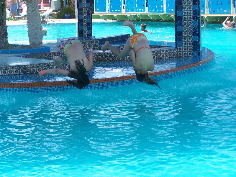 Foto: Skok do bazénu-Takhle jsme předváděli skoky Tunisanům