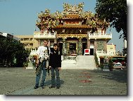 před chrámem v Kaohsiungu ( Taiwan )