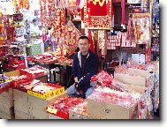 prodejce dekorac� na oslavu ��nsk�ho nov�ho roku na tr�nici v Hong Kongu ( v ��sti Wan Chai )