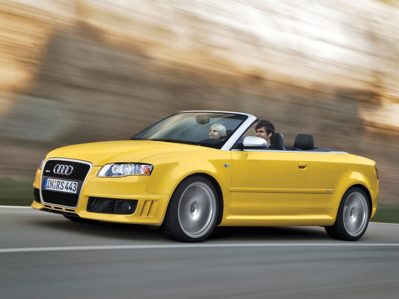 Foto: Audi RS 4 Cabriolet Side Angle Speed (2008)