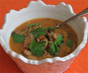 Recept online: Čočková polévka s houbami: Čočková polévka se smetanou, smaženými houbami a pažitkou