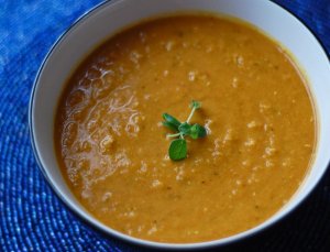 Recept online: Čočková polévka s kokosovým mlékem: Výživná polévka z červené čočky, koření a kokosového mléka