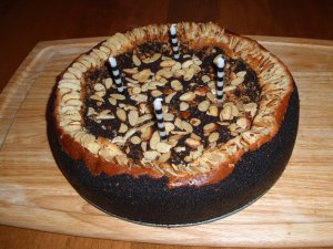 Recept online: Čokoládový dort: Čokoládový moučník s krémem, mandlemi a ozdobou z bílé čokolády
