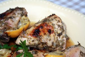 Recept online: Grilované kuře s bylinkami: Kuřecí čtvrtky potřené máslem a bylinkami opečené na grilu