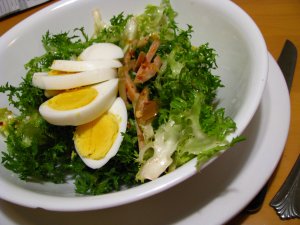 Recept online: Hlvkov salt s vejci: Hlvkov salt s vejci, opeenmi kostkami chleba, parmeznem a olivovm olejem