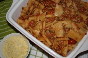 Recept online: Italská specialita z vepřového masa a těstovin: Mleté vepřové maso dušené na víně s bylinkami a zeleninou zapečené s těstovinami a sýrovou omáčkou