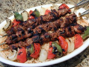 Recept online: Kebab z kuecho masa: Marinovan kousky kuecho masa grilovan na jehlch s kousky zeleniny a ampiony