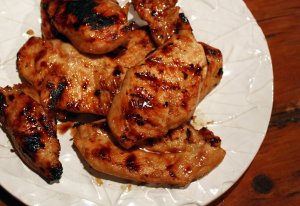 Recept online: Krůtí maso se švestkami: Směs restovaného krůtího masa dušeného s cibulí, česnekem, kořením, švestkami a mandlemi