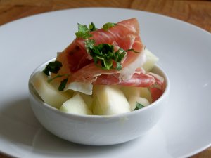 Recept online: Meloun s parmskou unkou: Deliktn pedkrm z cukrovho melounu a pltk parmsk unky