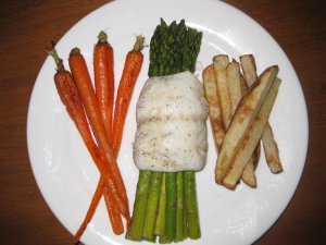 Recept online: Mořský jazyk s mrkví a sójovými klíčky: Pokrm zdravé výživy vařený v páře - rybí závitky  se zeleninou