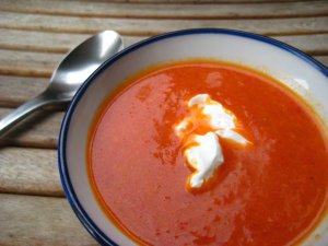 Recept online: Papriková polévka s tuňákem: Polévka z rajčat, paprik, cibule a česneku s povařeným masem z tuňáka