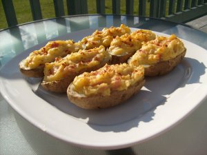 Recept online: Plněné brambory se šunkou a camembertem: Pikantní předkrm - dozlatova pečené brambory plněné parmskou šunkou a sýrem
