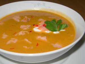 Recept online: Polévka s uzeným lososem: Krémová polévka z kořenové zeleniny a brambor s kousky uzeného lososa