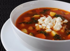 Recept online: Rajčatová polévka: Rychlá polévka z rajčat, cibule, česneku a cukety zjemněná porcí smetany