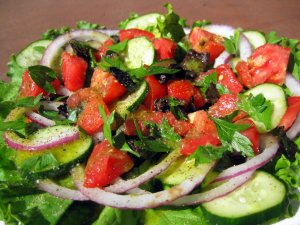 Recept online: Rajský salát na řecký způsob: Rajčata, okurka,sýr feta a olivy - ochuceno olivovým olejem, citronovou šťávou a oreganem