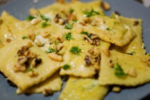 Recept online: Ravioly s ořechy a smetanovou omáčkou: Ravioly plněné sýrem v omáčce z gorgonzoly, smetany a ořechů