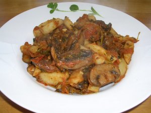 Recept online: Restované brambory se slaninou a žampióny: Rychlé a výživné - restované brambory s žampiony,slaninou, sýrem ,vejci a smetanou