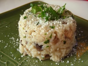 Recept online: Rizoto s kuřecím masem a houbami: Rýže vařená v kuřecím vývaru, smíchaná s kuřecími kousky , houbami , piniovými oříšky a parmezánem