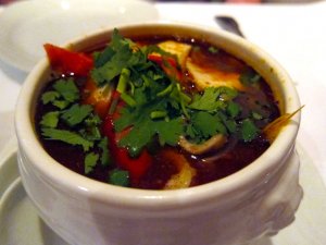 Recept online: Rybí polévka s paprikou: Výživná a pikantní polévka  s rybím masem vařeným ve vývaru a bílém víně, s kousky papriky